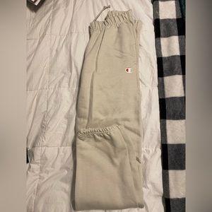 Men’s champion reverse weave sweatpants, size small. Price is negotiable.